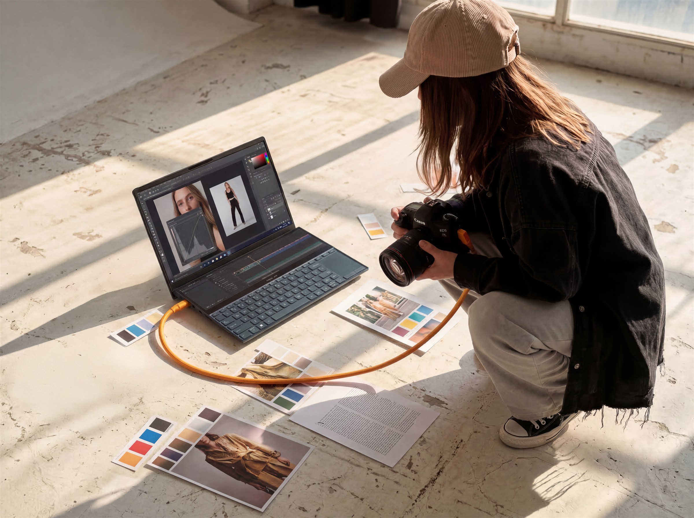 Beatriz Morón trabajando en la dirección de imagen de una sesión fotográfica