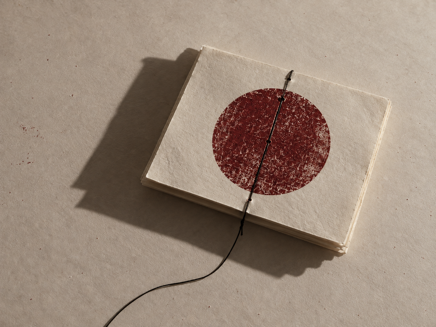 Interferencia, ensayo visual sobre una señal impresa en un cuaderno artesanal