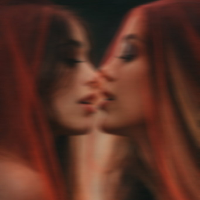 Dos mujeres con cabello rojo se miran y están a punto de besarse.